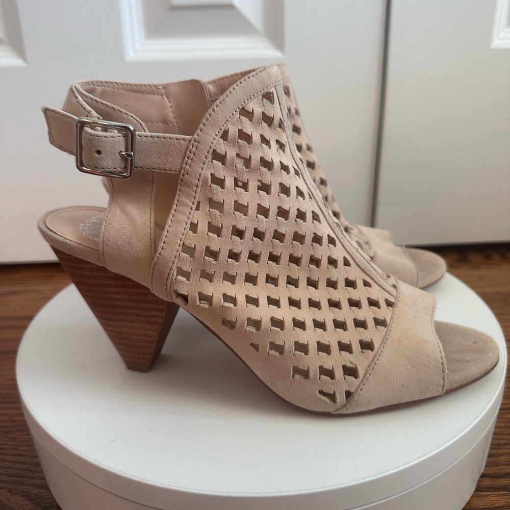 Vince Camuto Beige Suade Peep-Toe Stacked 3 Inch Heel Cut-Out Bootie Size 39 - Picture 6 of 13